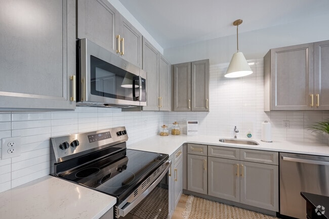 1BR, 1BA - 720SF - Kitchen - 446 Waterman Ave