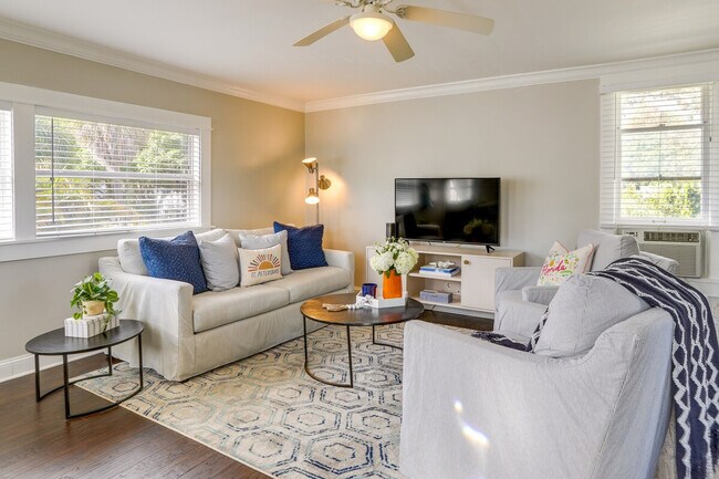 Building Photo - 202 10th Ave NE Unit ID1383675P