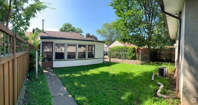 Building Photo - LARGE 3BED/1BATH/GARAGE/YARD - SINGLE FAMI... Rental