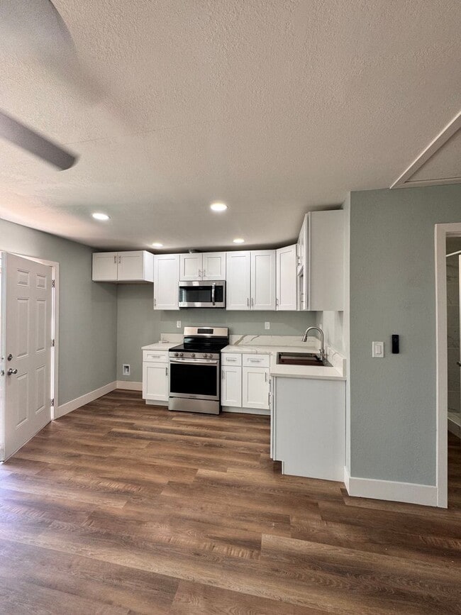 1400 El Rancho Dr
