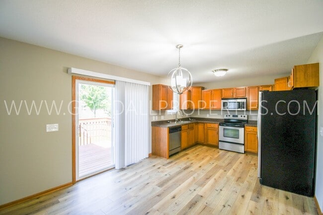 Photo - 3 bed 2.5 bath Single Family Home with fenced in yard!