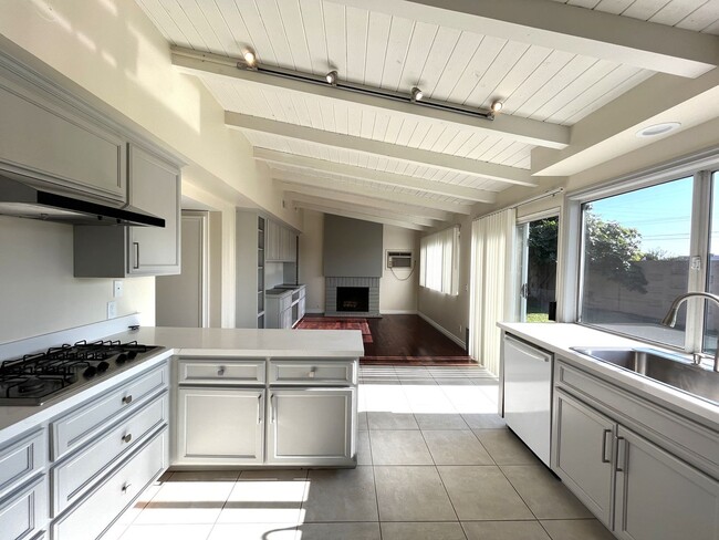 Building Photo - Wonderful Home! 3-Bedrooms, 2-Bath Plus Of...