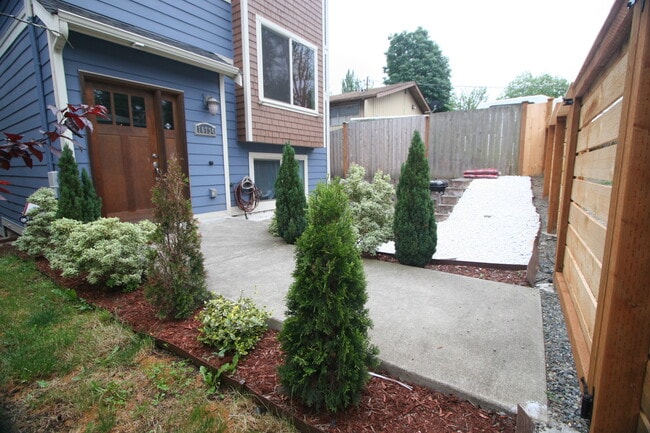 Building Photo - 10734 Whitman Ave N Rental