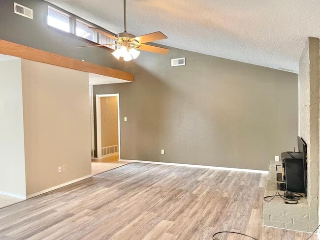 Photo - 4819 NE Winfield Cir