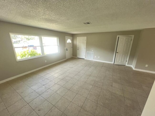 Photo - 6143 Alderwood St