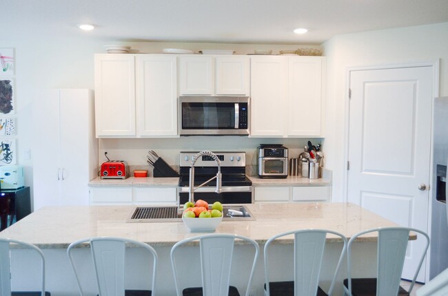 Photo - 5 Bedroom 3 Bath in Avalon Woods in Newberry