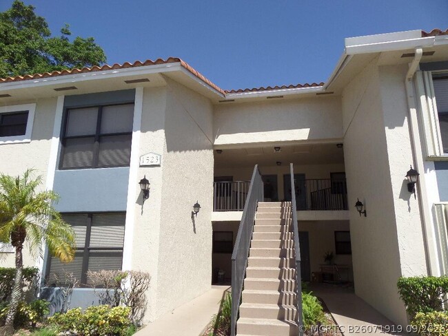 Building Photo - 1523 Lake Crystal Dr Unit F