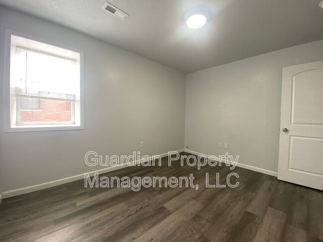 Photo - 123.5 N Main St