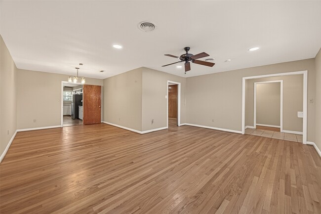 Photo - 5646 Hazen St