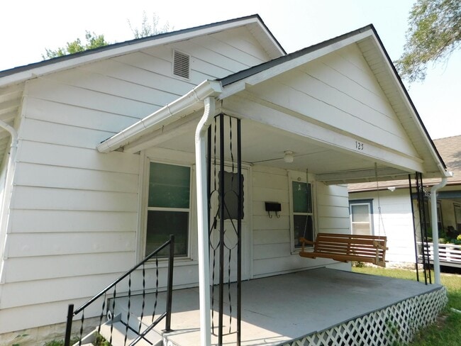 Charming 2 Bedroom/1 Bath Home in El Dorado! - Charming 2 Bedroom/1 Bath Home in El Dorado!