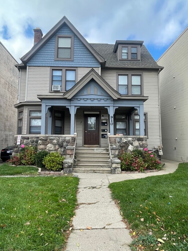 Building Photo - 910 S State St Unit 910 S. State