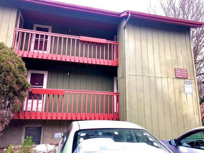 Building Photo - 2028 Summit St Unit 1