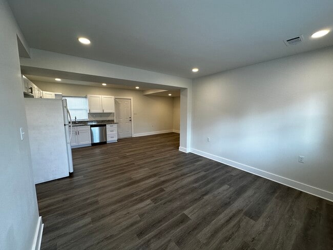 Main Living/Kitchen/Dining - 3300 Nashville Ave Unidad 3302 Nashville