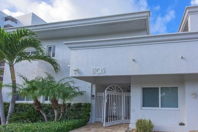Building Photo - 1705 N Riverside Dr Unit 8 Rental
