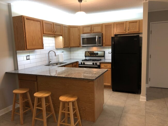 5S070 Pebblewood Ln Unit G1