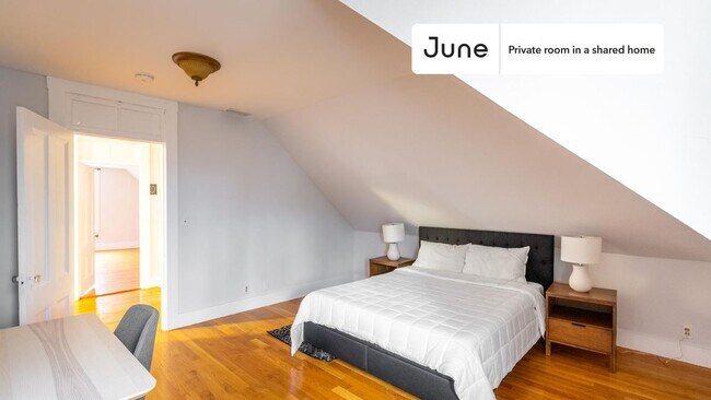 Room in Shared 5 bed/2.5 bath home in Newton Corner