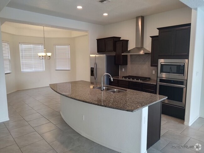 Building Photo - Stunning 3 Bedroom 2 Bathroom, 2 Car Garag... Rental