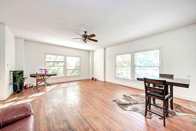 Photo - Spacious 14-Bedroom Property Ideal for Gro...