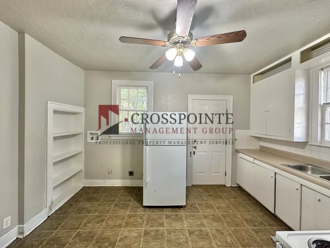 Building Photo - College Ave Triplex Unit B- Downstairs