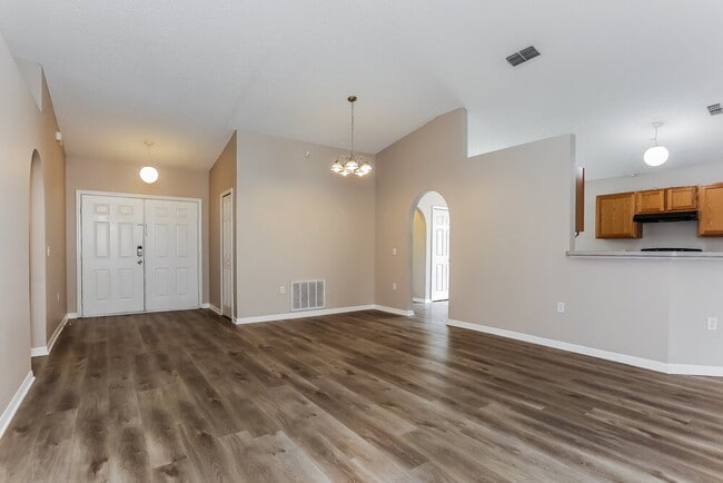 Photo - 98 Reeding Ridge Dr E