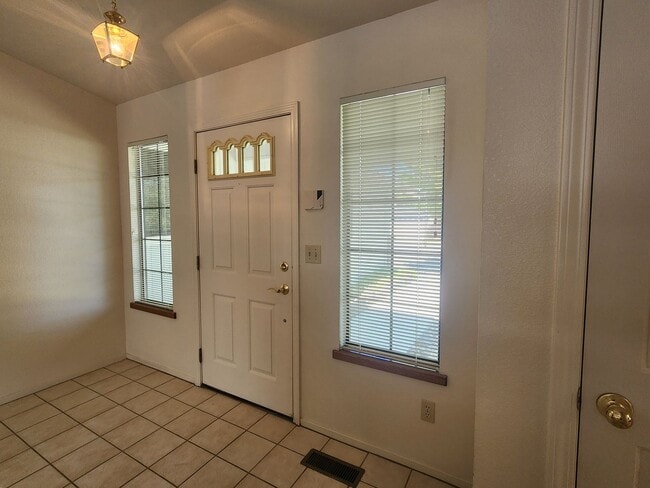 Photo - 1007 Shadow Ln