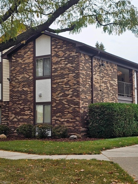 Building Photo - 29936 Utica Rd Unit 37