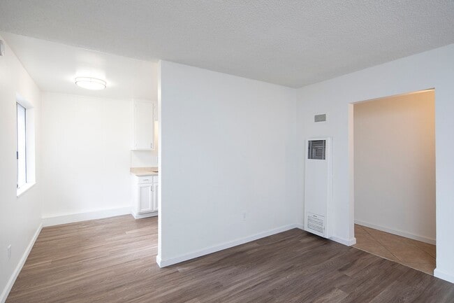 Building Photo - Charming 2 Bedroom Cottage in a Great Esco... Unit 1230B
