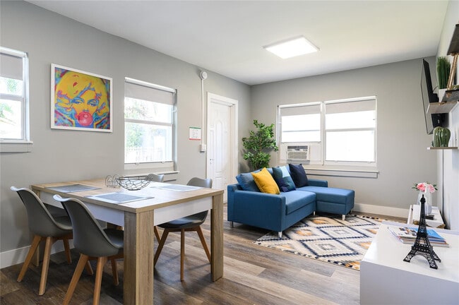 Building Photo - 1020 N Victoria Park Rd Unit 26