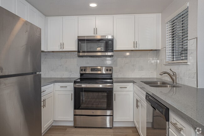 1BR, 1BA - 663SF