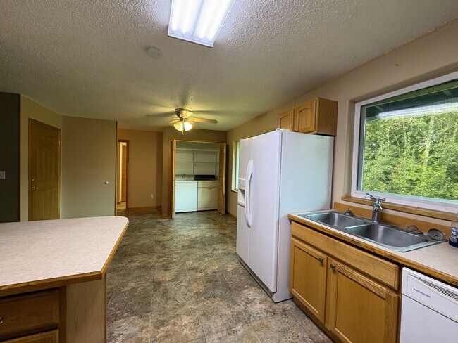 715/717 Waves Road