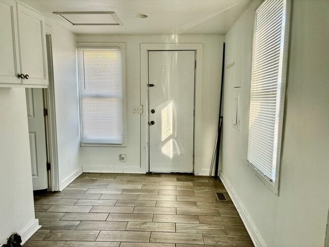 Photo - 53 E 18th St