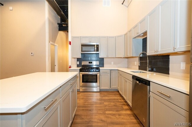 Photo - 2335 Main St