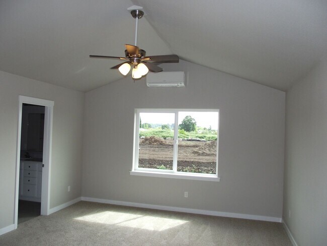 Photo - Spacious 4-Bedroom Home Near Philomath Sch...