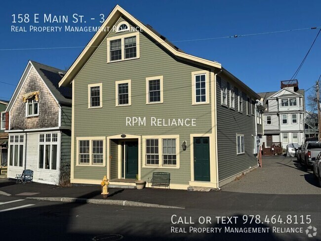 Building Photo - Charming 2 Bedroom, 1 Bath Top-Floor Unit ... Rental