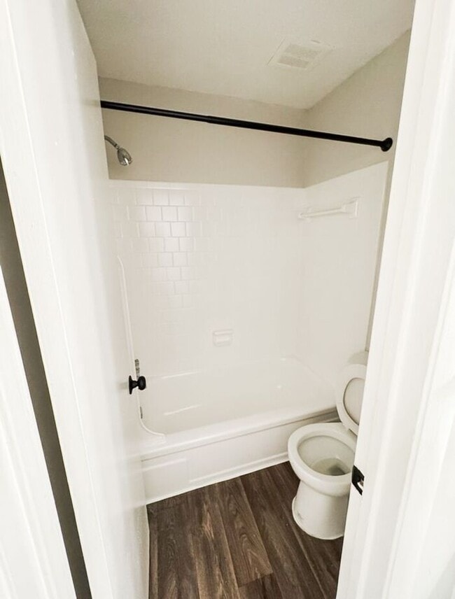 Building Photo - Premium 2 Bedroom Living in the Heart of Northlake