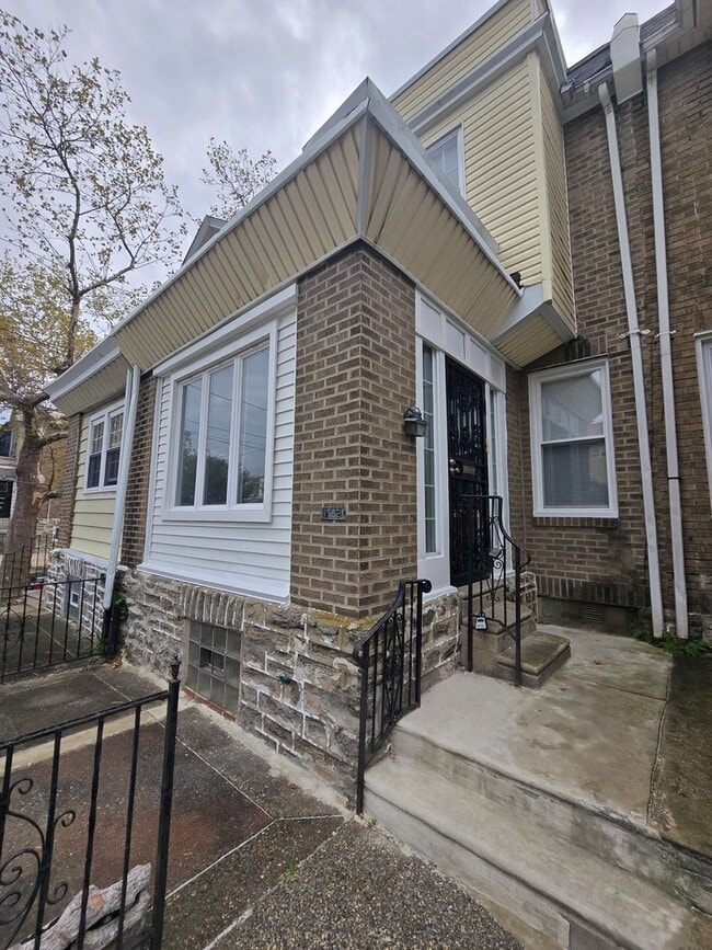 Building Photo - 1702 Widener Pl Unit 1st Floor