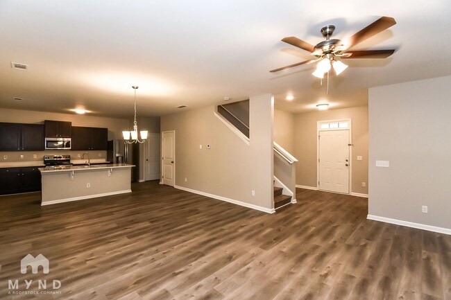 Photo - 828 Lake Chase