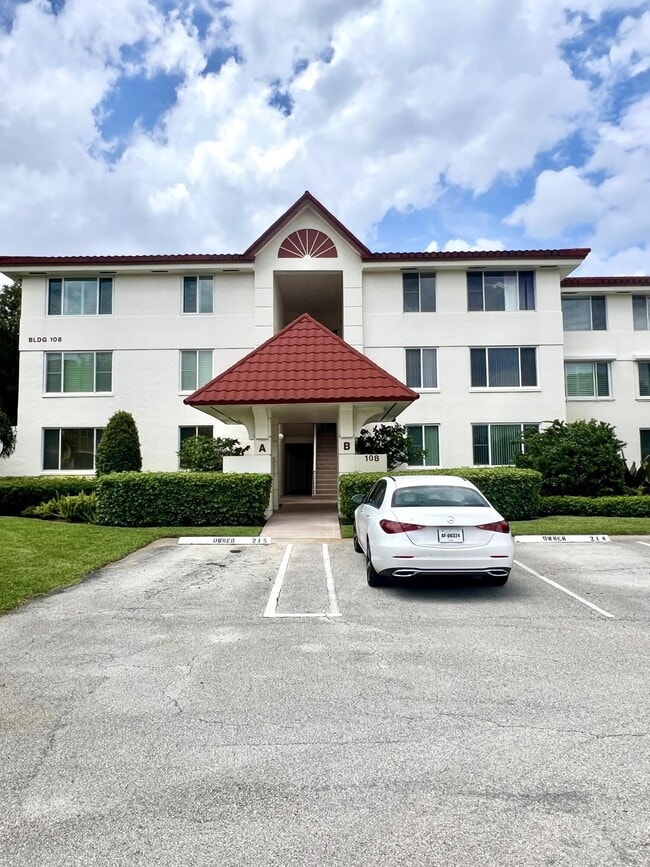Building Photo - 108 Half Moon Cir Unit B3