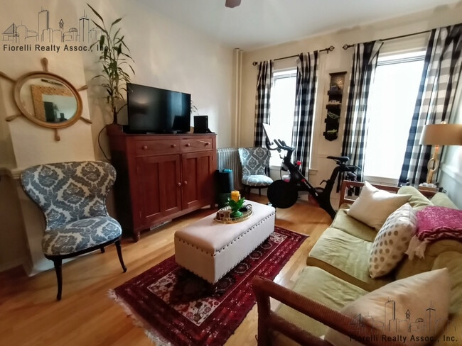 Building Photo - 342 Hanover St Unit 2