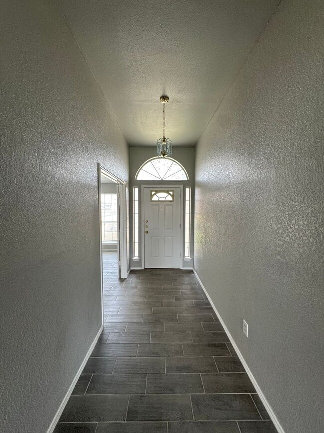 Photo - Remodeled 3 Bedroom Plus Bonus Room - Comi...