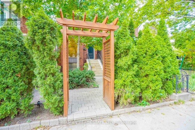 Photo - 916 Manning Ave