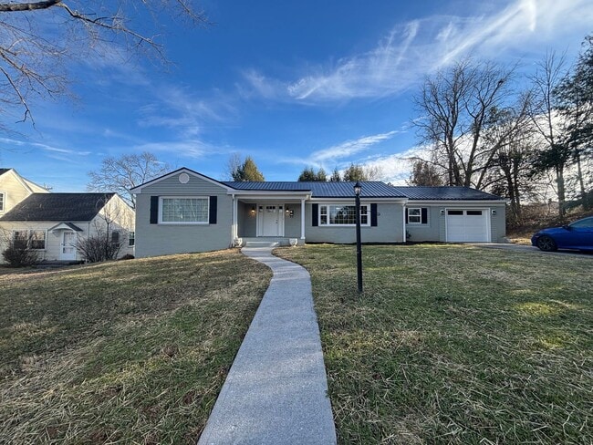 Building Photo - Radford 3 Br/2.5 Ba, Available for rent