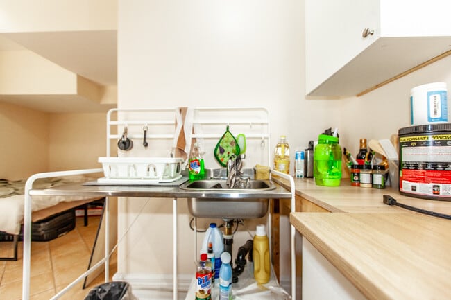 Bright, Beatutiful & Look Out Basement Apt.