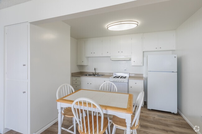 2BR, 2BA - 650SF