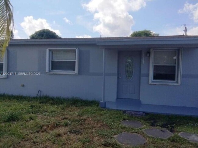 Photo - 1021 W 2nd St