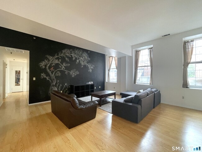 Building Photo - 196 Crown St Unit 210