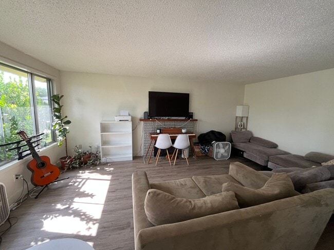 477 NW Walnut Blvd