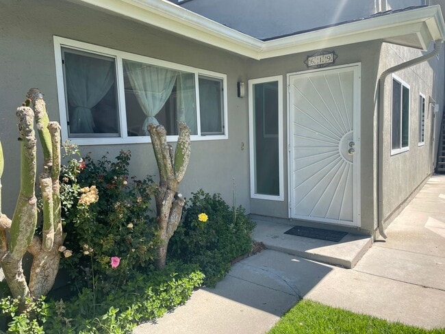 Building Photo - Relaxed Living in the Heart of Newbury Park