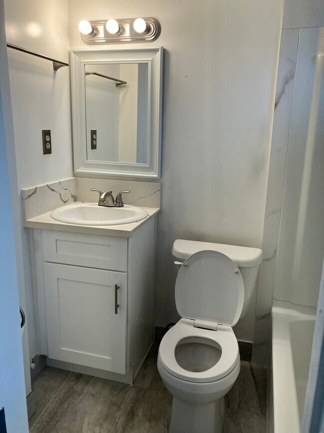 Bathroom - 1056 Cedar Ave Unit 1058