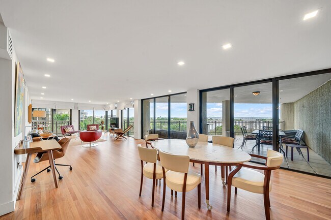 Building Photo - 2901 S Bayshore Dr Unit # 6B Rental